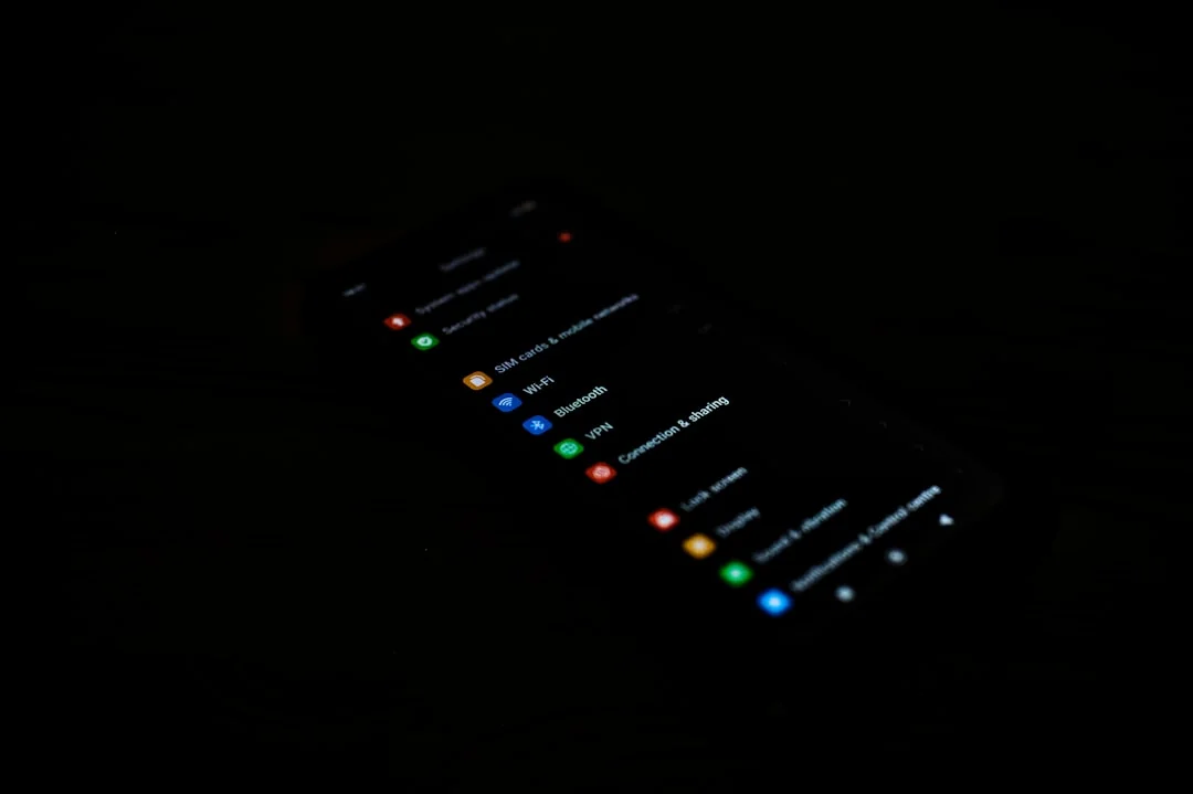 Un espace de travail moderne présentant un ordinateur portable, une tablette et des smartphones, parfait pour un usage tech et freelance.