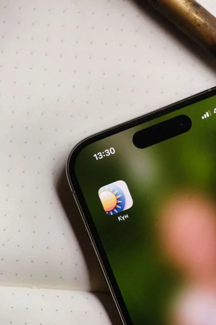 Icônes vectorielles montrant un téléphone moderne près d’un écran d’ordinateur et d’une carte de crédit, sur fond violet avec des lignes grises.